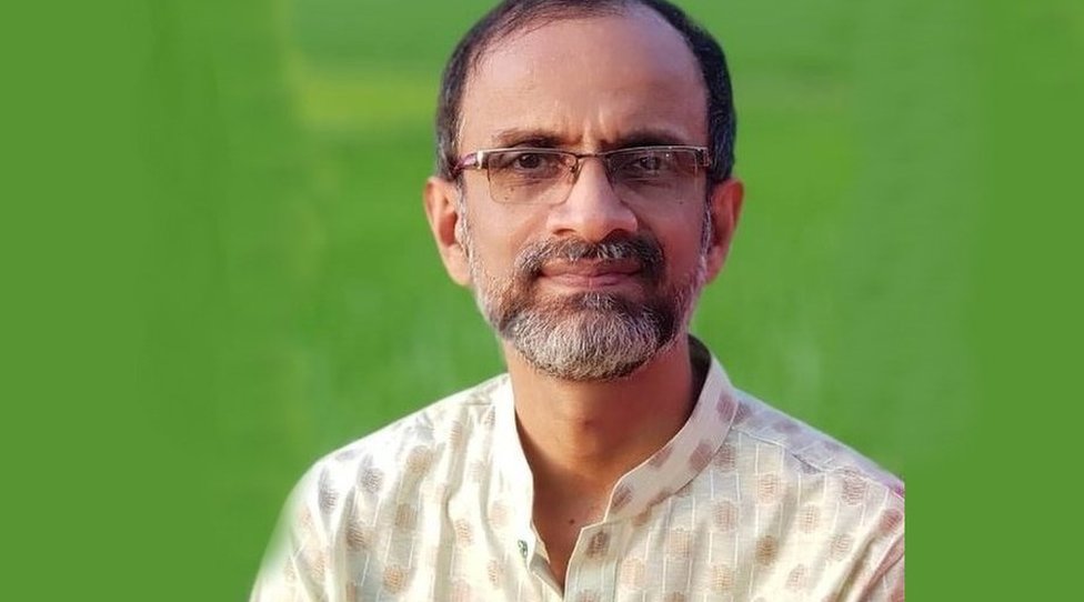 Yaramas gozallik, albatta, blowjobs berishni yaxshi koradi Shaffof libosda jinsiy aloqa onlayn