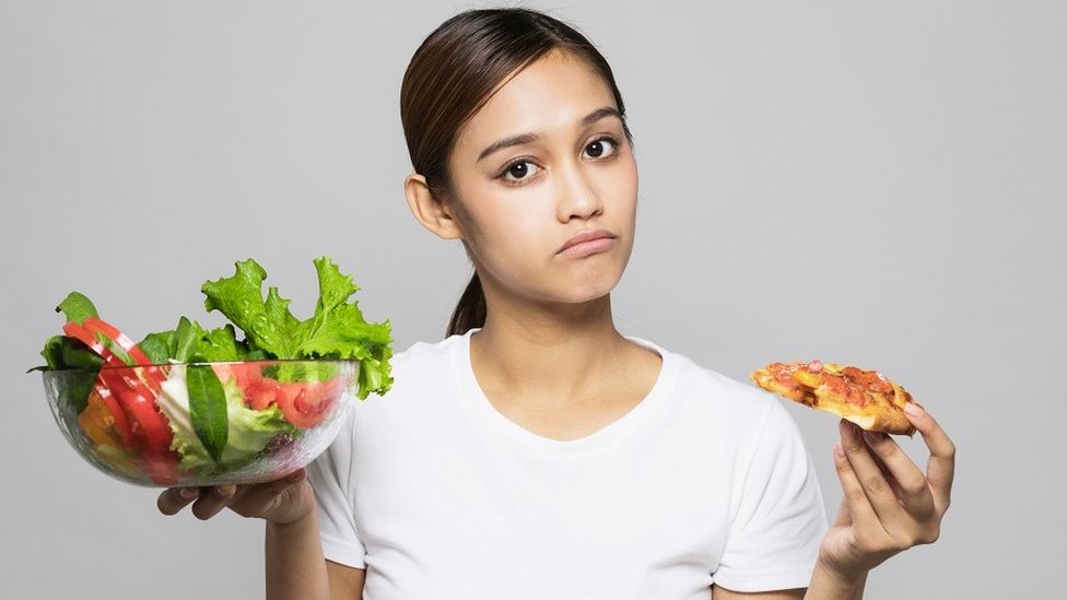 Comer menos proteínas ayuda a perder peso y alarga la vida