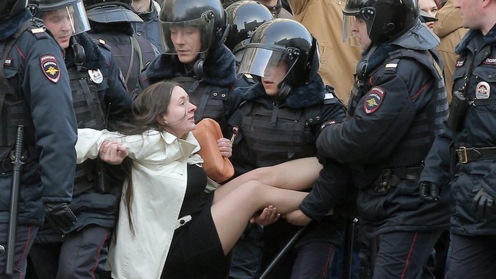 Policías antidisturbios rusos detienen a un manifestante durante una manifestación de la oposición en el centro de Moscú, Rusia, 26 de marzo de 2017.