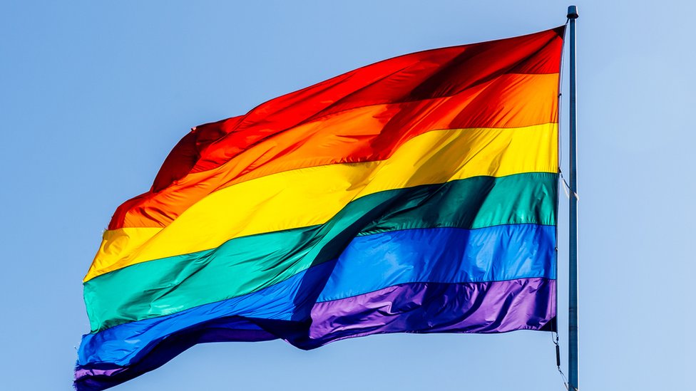 LGBTQ+のレインボー・フラッグ掲げた店主を射殺、米カリフォルニア州