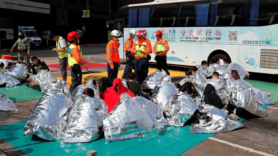 香港警察が大学包囲 構内に「強硬派」残るが物資不足も - BBCニュース