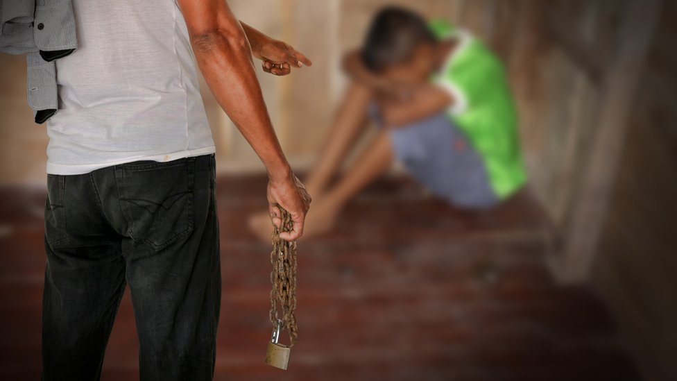 Hombre amenazando a un niño