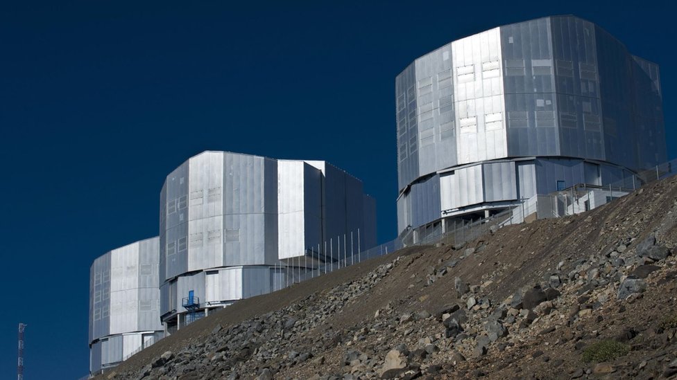 Tres de los cuatro telescopios que ESO tiene en Paranal, en Chile