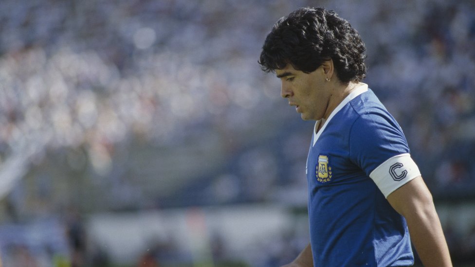 Maradona: Futbol efsanesi 60 yaşında hayatını kaybetti - BBC News