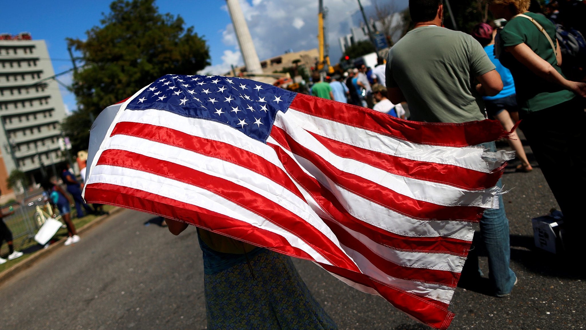 US economy loses steam as imports surge