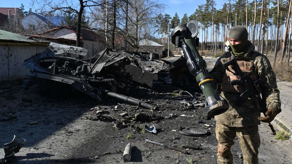 روسيا وأوكرانيا: الرئيس زيلينسكي يفيد بمقتل 1300 جندي أوكراني ويقترح  إسرائيل مكانا لمفاوضات سلام لإنهاء الحرب - BBC News عربي
