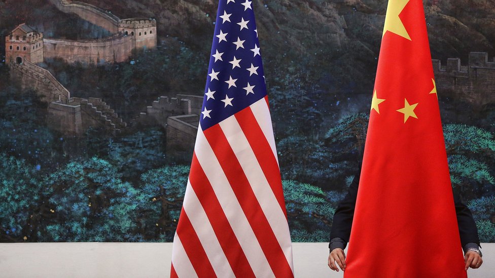 Banderas de Estados Unidos y de China