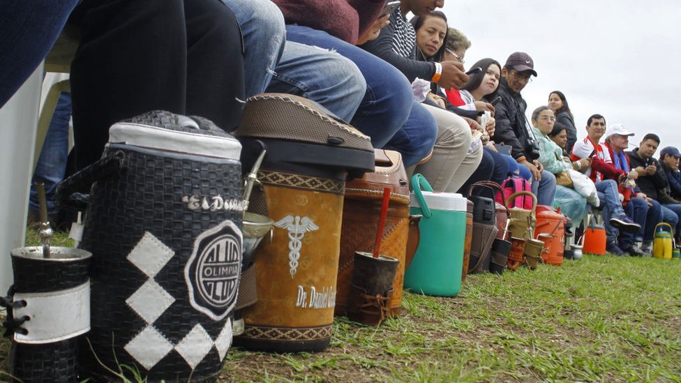 El 14 de octubre Paraguay obtuvo el récord Guinness a la mayor ronda de "tereré" (mate frío) del mundo, en la que participaron 1.332 personas.