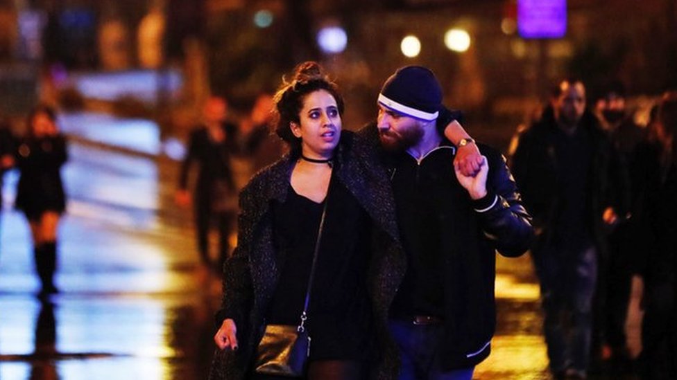 Una pareja abandona el lugar donde se produjo el ataque contra el centro nocturno en Estambul.