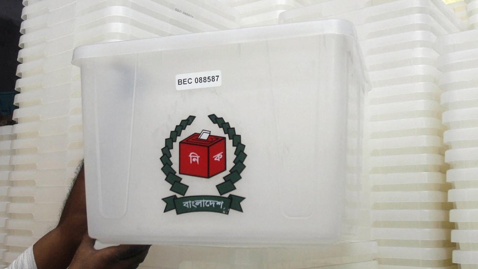 Xonandaning yalangoch archasi surati