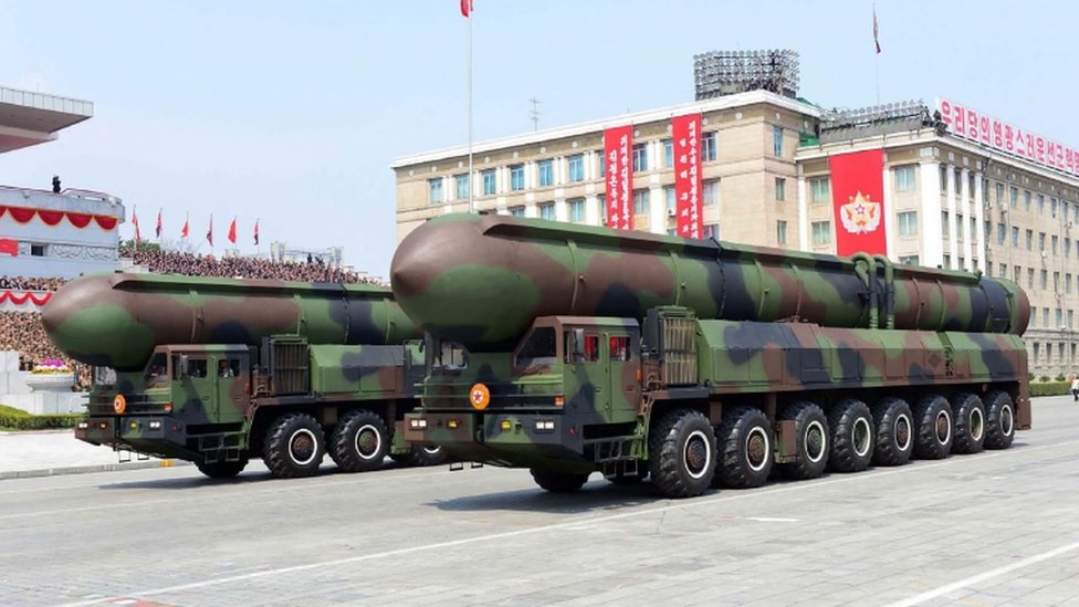 حاملة الصواريخ خلال العرض العسكري الكوري الشمالي