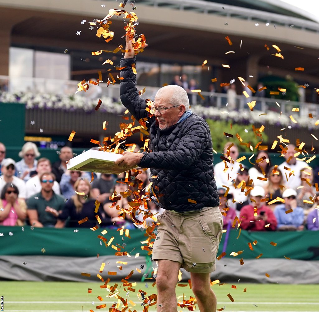 Wimbledon 2023: Just Stop Oil protesters interrupt play twice, jigsaws  taken off sale - BBC Sport