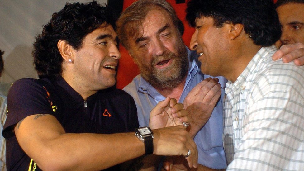 Diego Maradona saluda a Evo Morales