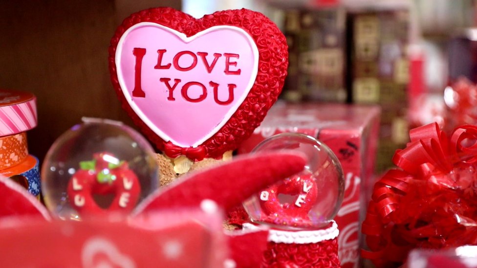 Valentine's Day: Five gifts to give dat special person - BBC News Pidgin