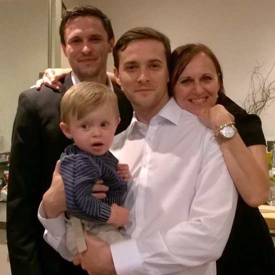 Oliver Dearlove junto a su madre, hermano y sobrino.