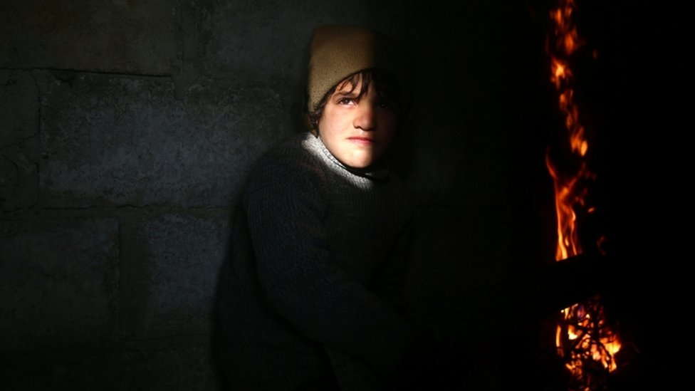 طفل في حي دوما الخاضع لسيطرة المعارضة في سوريا