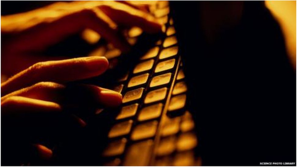 Pornografik qiz tasodifan erkaklar kiyinish xonasiga kirib ketdi.