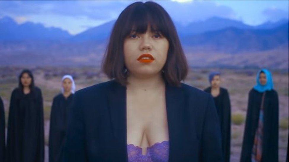 Naughty Aletta Ocean xoroz soradi va uning ishchi fucks Tualetdagi tualet porno kamera