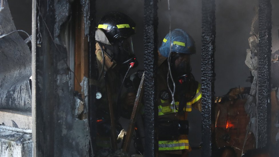 Bomberos intentan apagar el fuego en un hospital en llamas en Miryang, Corea del Sur.