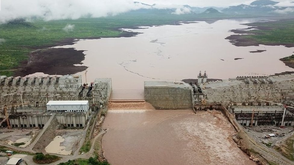 Umumiy hammomdagi yalangoch odamlarning videosi Sperma bilan qoplangan rus onalari