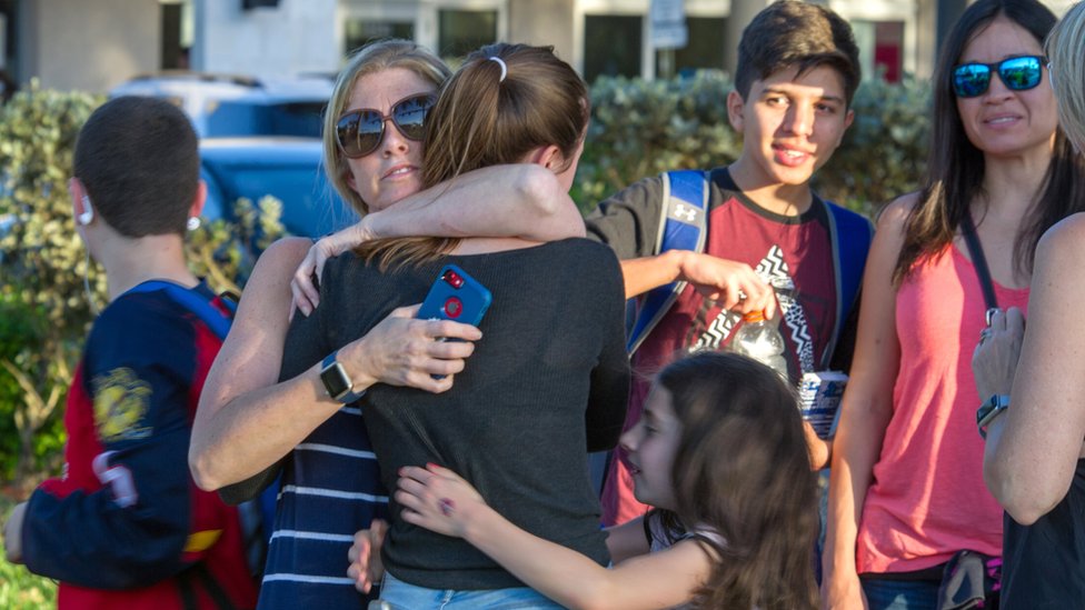 Estudiantes a las afueras de la escuela Marjory Stoneman Douglas
