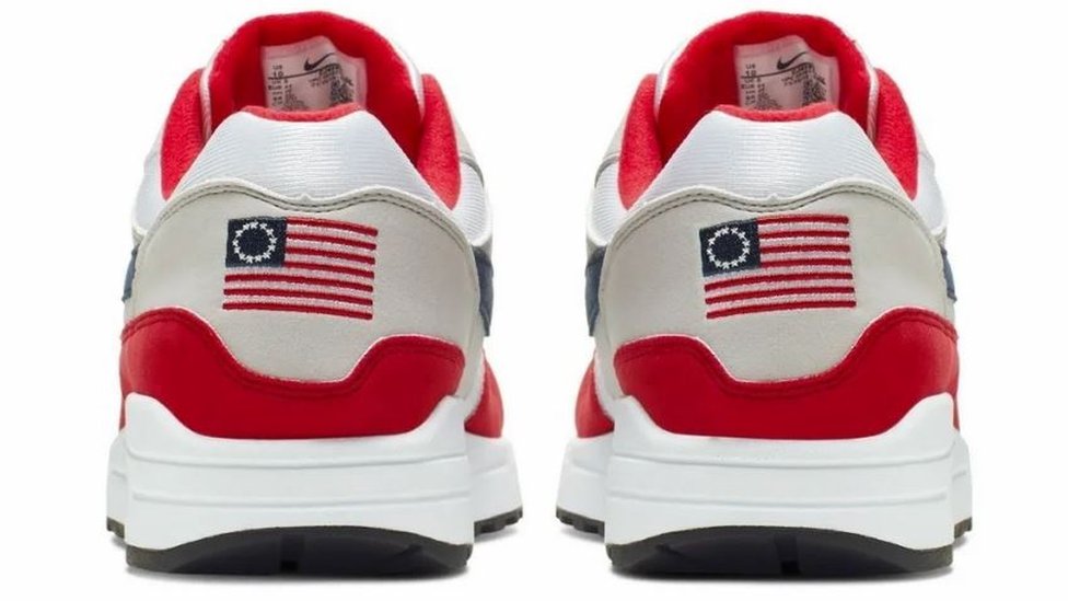Contribución zoo jefe Nike: la polémica en EE.UU. por "la bandera de Betsy Ross" que hizo que la  compañía retirara unas zapatillas. - BBC News Mundo