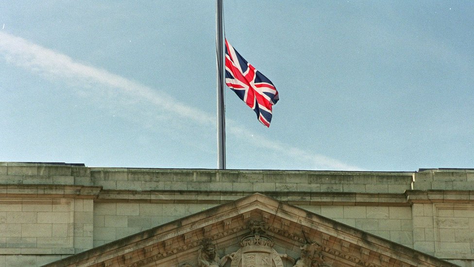La bandera británica ondea a media asta en el palacio de Buckingham durante el funeral de Diana de Gales en 1997.