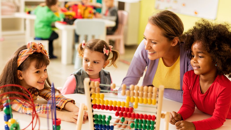"La mayoría de las innovaciones ocurren justamente en escuelas donde hay libertad para jugar", asegura Groff. Niños en la escuela