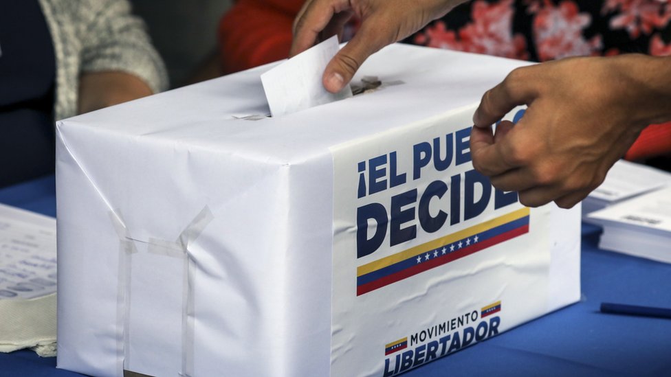 Persona votando en la consulta simbólica