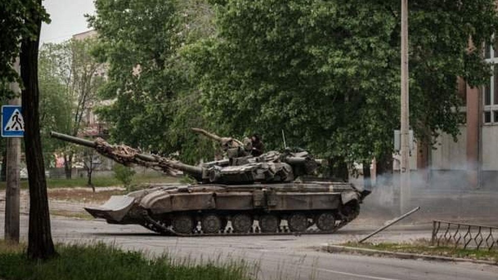 BDSM qizlari devorga zanjirlangan fotosurat