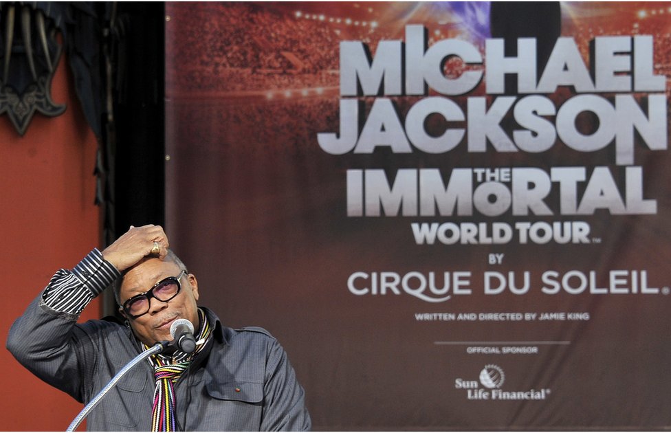 Quincy Jones ante un cartel del evento "Michael Jackson. The Inmmortal World Tour" del Circo del Sol en Hollywood, California, el 26 de enero de 2012.