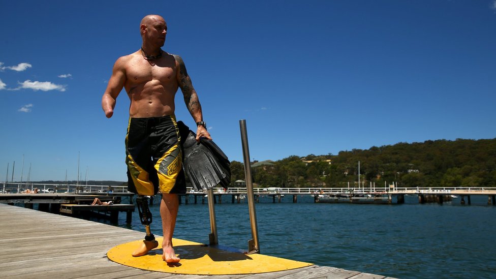 Passei 28 horas nadando em mar aberto para salvar minha vida' - BBC News  Brasil