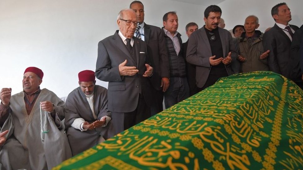شارك الرئيس التونسي الباجي قايد السبسي في جنازة علية ضمن الشخصيات التي حضرت جنازته والذين صلوا عليه وحضروا مراسم دفنه في مقبرة بالعاصمة تونس.