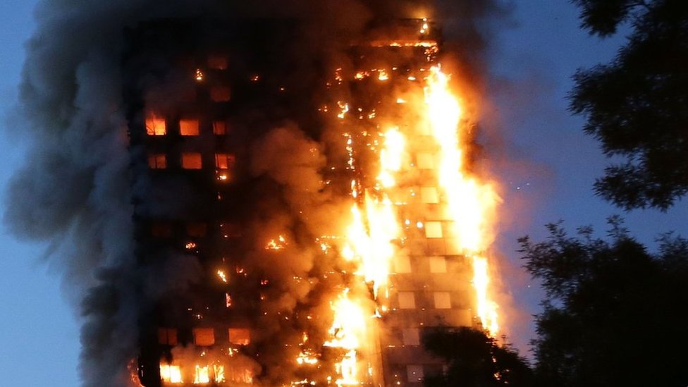 Pese a estar diseñado para que un incendio en un nivel no afecte a los otros, desde el exterior se podía apreciar que las llamas se propagaron por los costados. Las llamas en el edificio