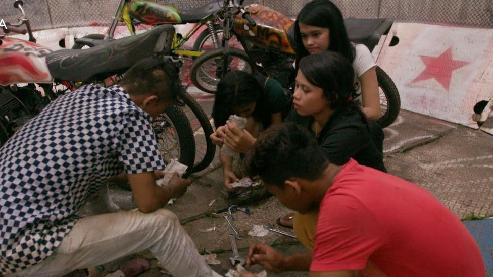 Fitnes oqituvchisi bilan sport zalida porno Alyson Hanniganning uyi