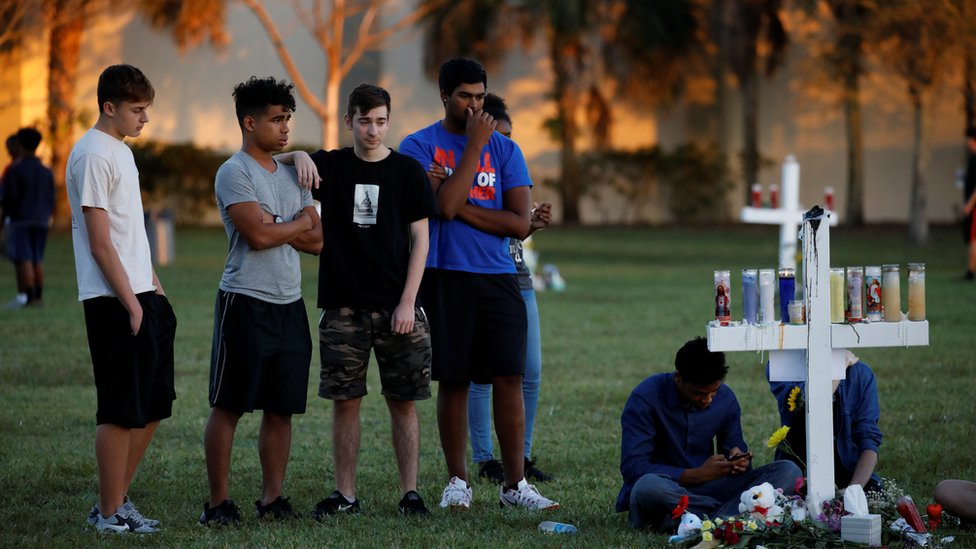 Jóvenes rindiendo tributo a las víctimas de la matanza de Parkland