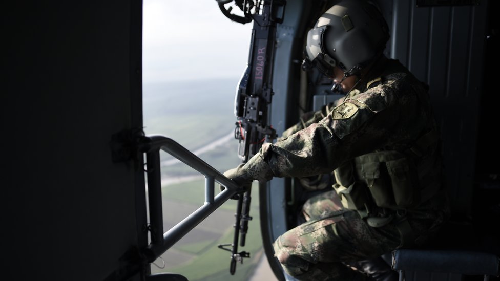 Militar en helicóptero
