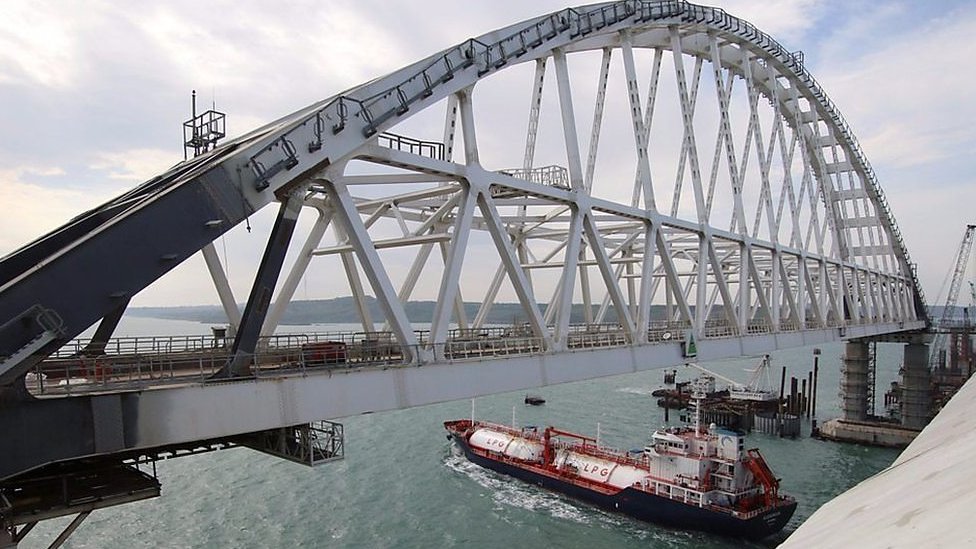 بوتين يقود شاحنة لافتتاح جسر القرم - BBC News عربي
