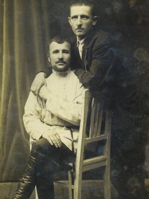 Олар қызды және оның кискасын азаптайды