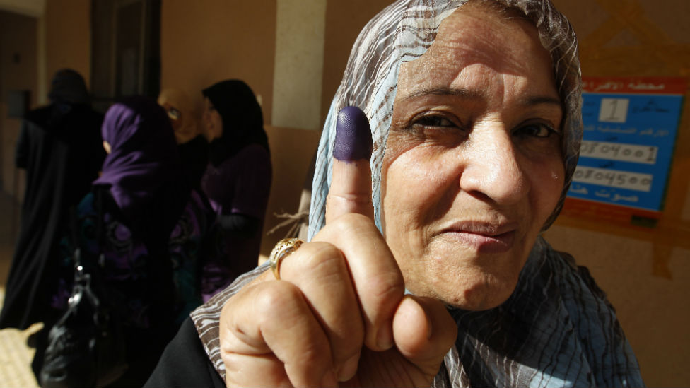 امرأة ليبية في مركز التصويت