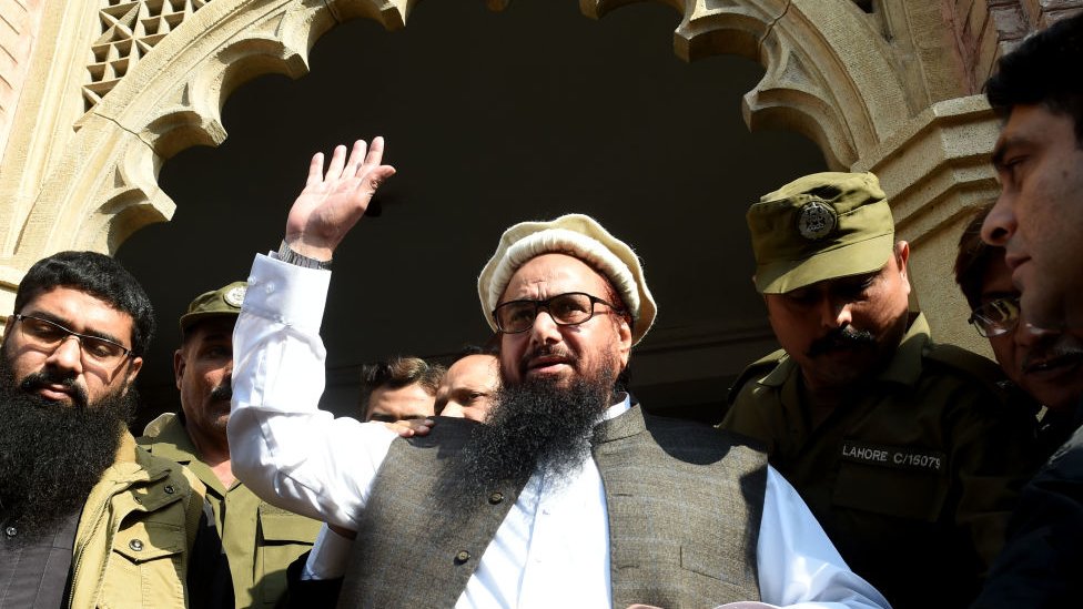 Hafiz Saeed melambaikan tangan kepada para pendukungnya yang menyambut kebebabasannya di pengadilan di Lahore, Pakistan, Rabu (21/11)