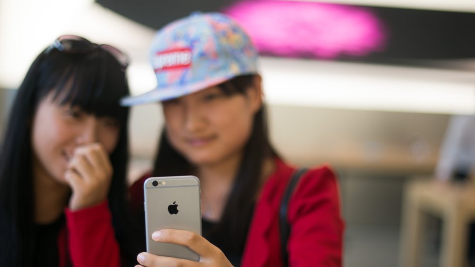 中國女孩使用蘋果手機