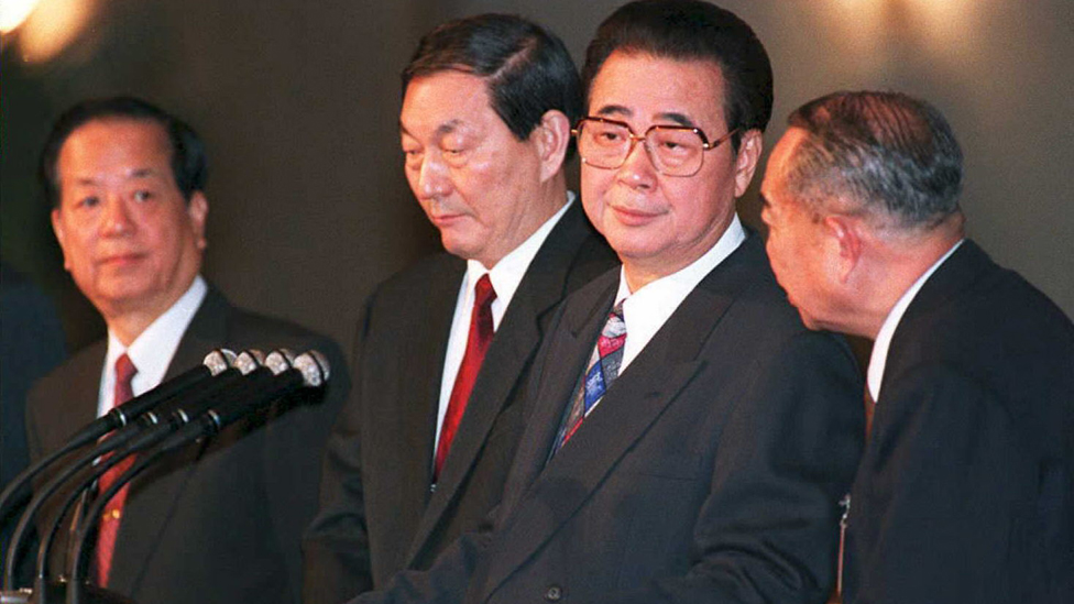 錢其琛（左一）、朱鎔基（左二）與李鵬（右二）在北京全國人大記者會上（18/3/1995）