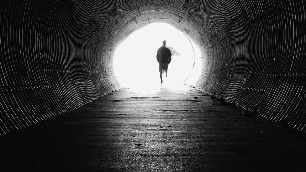 Hombre al final de un túnel
