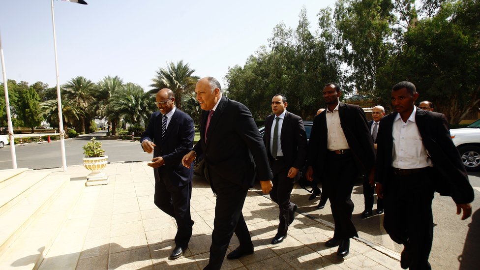 وصل وزير الخارجية المصري إلى الخرطوم، بعد أن أجَّل الزيارة في وقت سابق