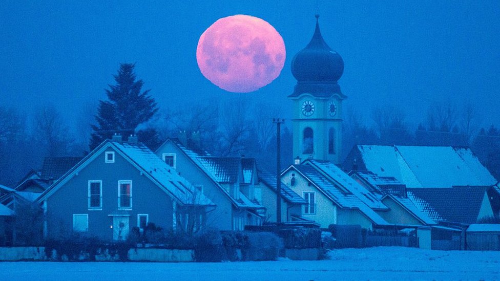 La Luna, sobre Schoenach, en el sur de Alemania.