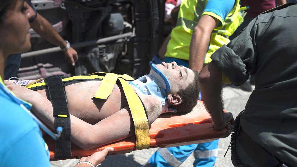 Un niño es sacado en camilla de entre los escombros tras el terremoto de Ischia en Italia
