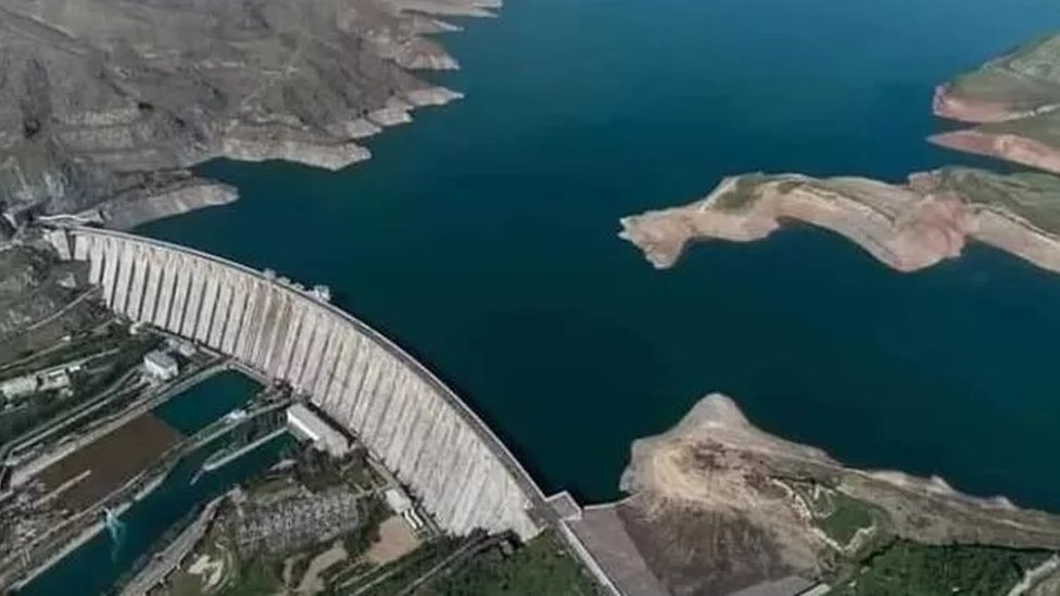 Порно қарап отырып, темекі шегуге шықтым