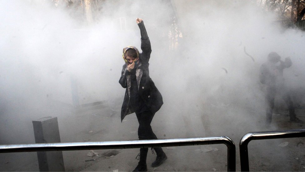 متظاهرة في إيران