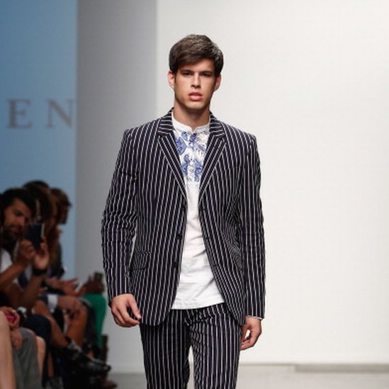 Pretty Green se especializa en la impresión de textiles con el modelo. modelo